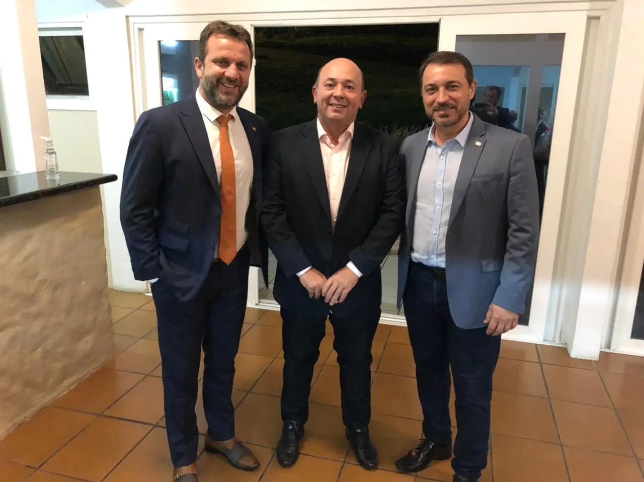Ari Vequi entrega carta com reivindica&ccedil;&otilde;es ao governador