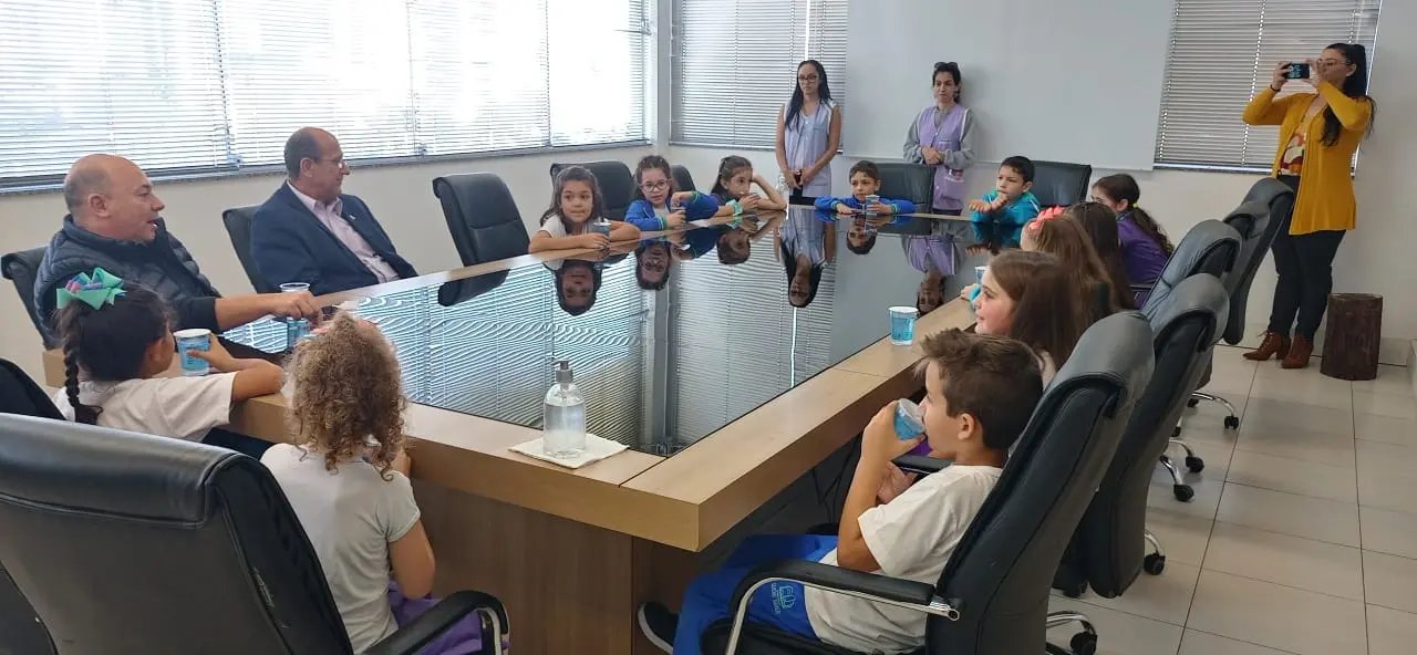 Estudantes do Centro Educacional Quero Saber visitam a prefeitura