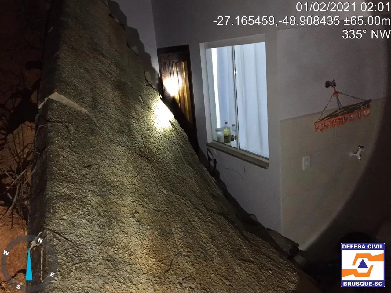 Casas s&atilde;o atingidas por deslizamento e queda de muro, no Zant&atilde;o