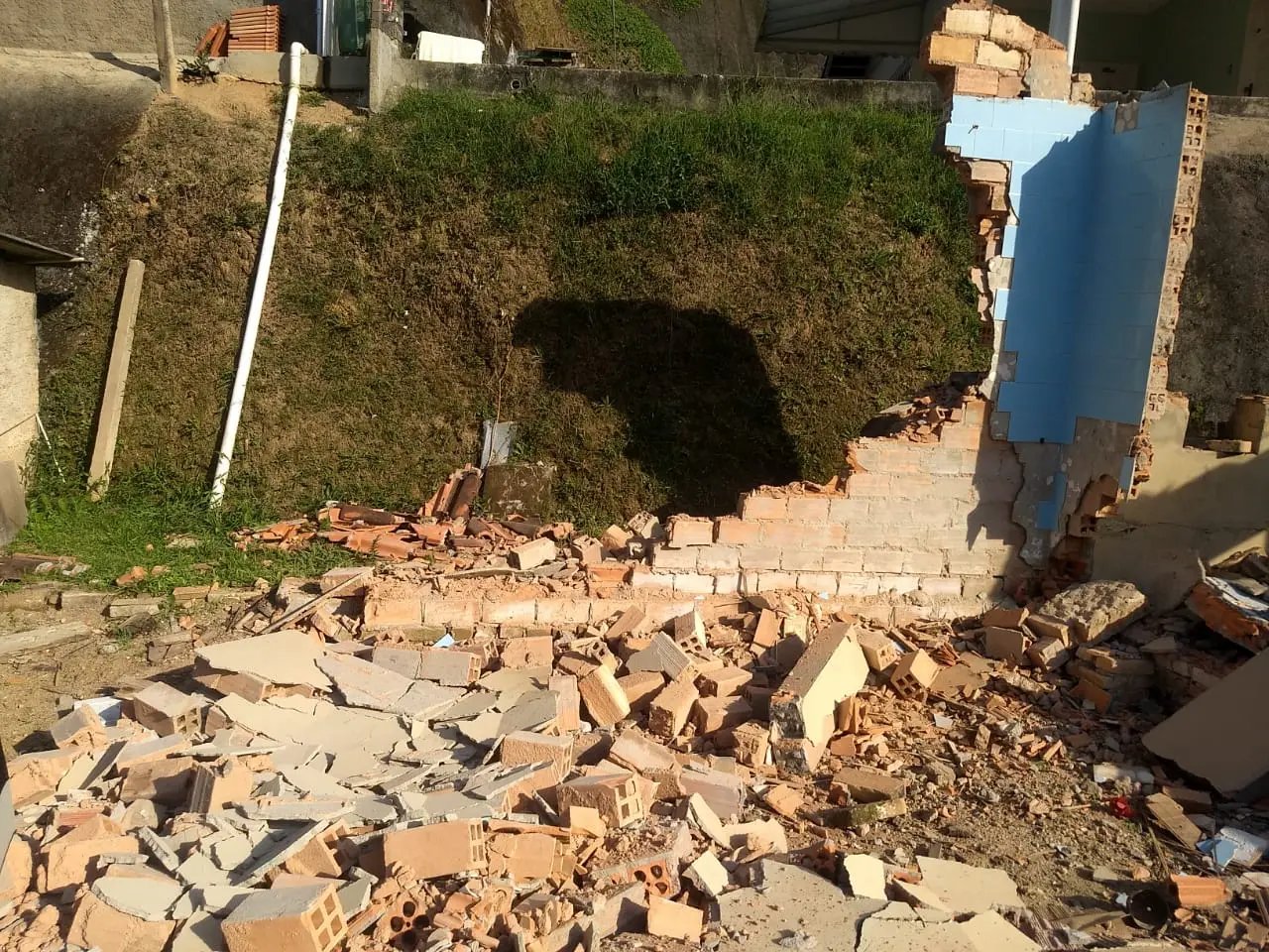 Queda de muro atinge oper&aacute;rio no bairro Primeiro de Maio