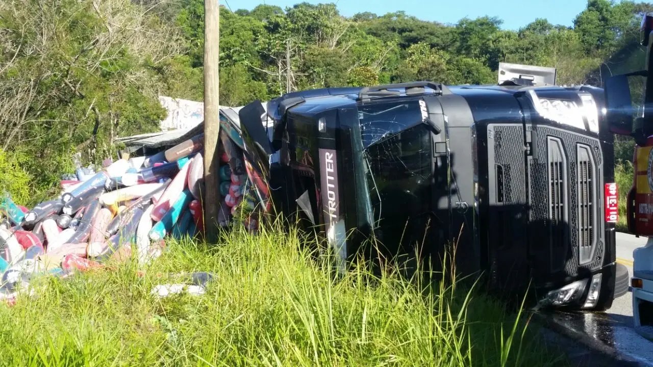 Caminhão com carga de malha capota na Gentil Battisti Archer
