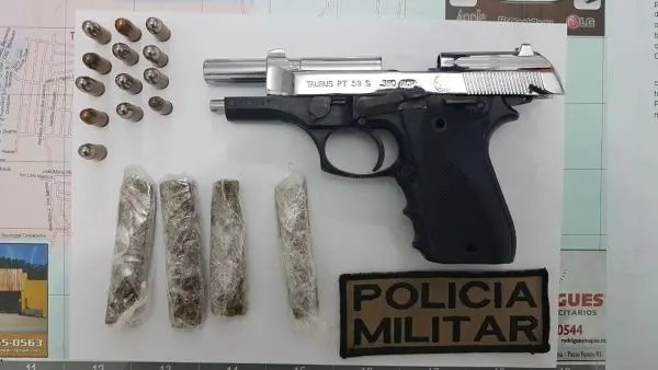 Jovem é pego com pistola e drogas