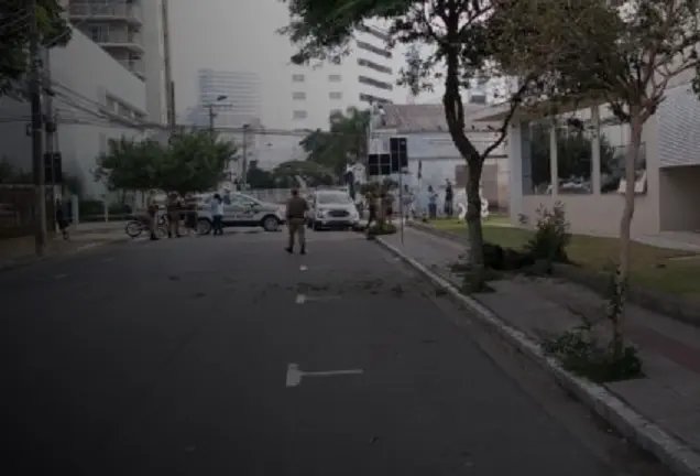 Homem se joga de pr&eacute;dio no centro de Itaja&iacute; 