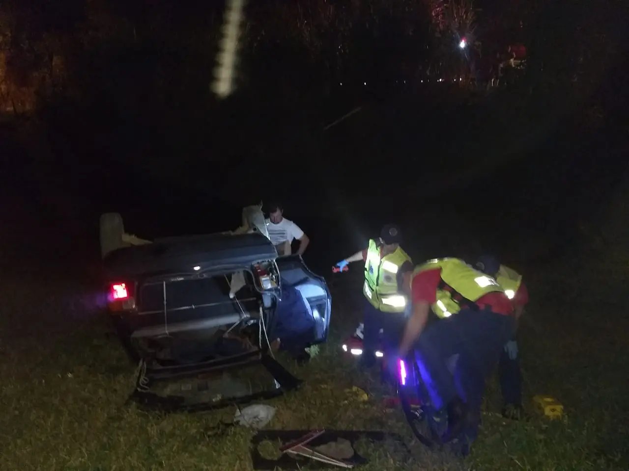 Ve&iacute;culo sai da pista e capota em barranco de sete metros