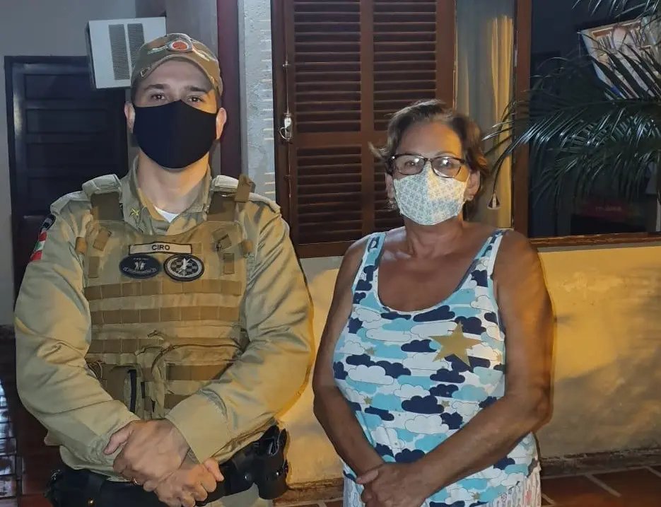 Mulher consegue recuperar dinheiro perdido com aux&iacute;lio da Pol&iacute;cia Militar e rede de vizinhos, em Brusque