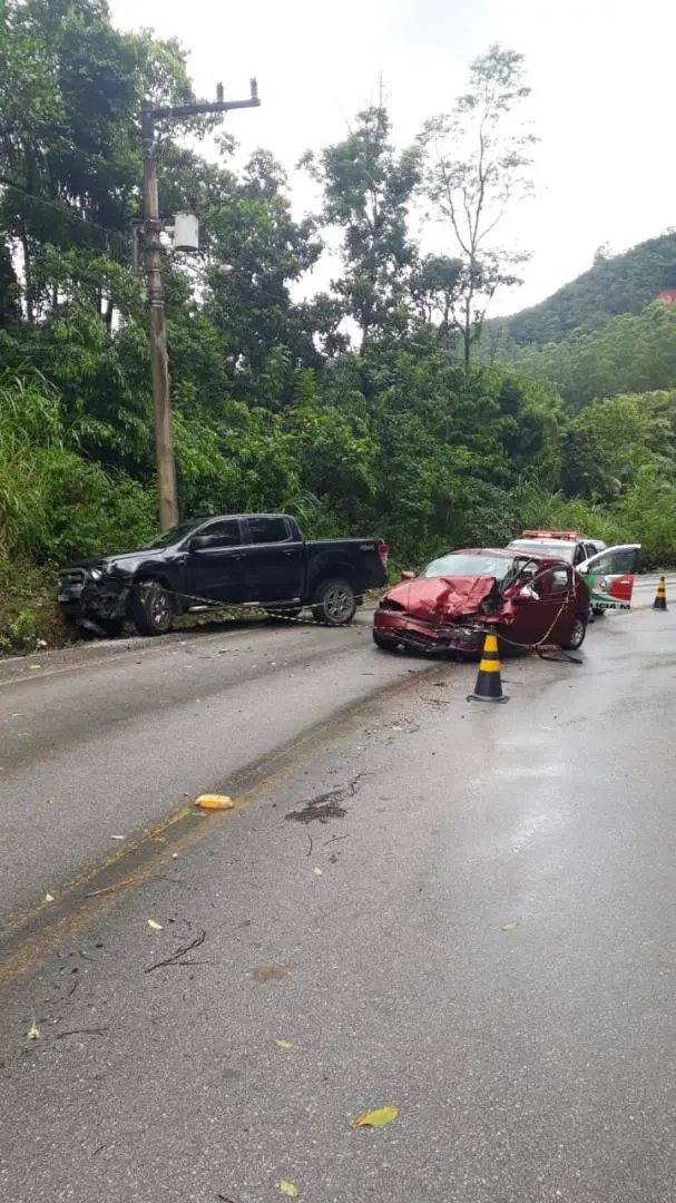 URGENTE: colis&atilde;o entre carros mata uma pessoa em Botuver&aacute;