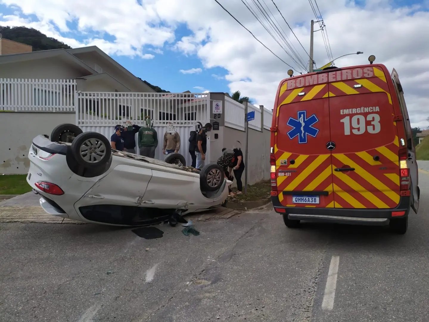 Carros colidem e um capota, no centro de Botuver&aacute;