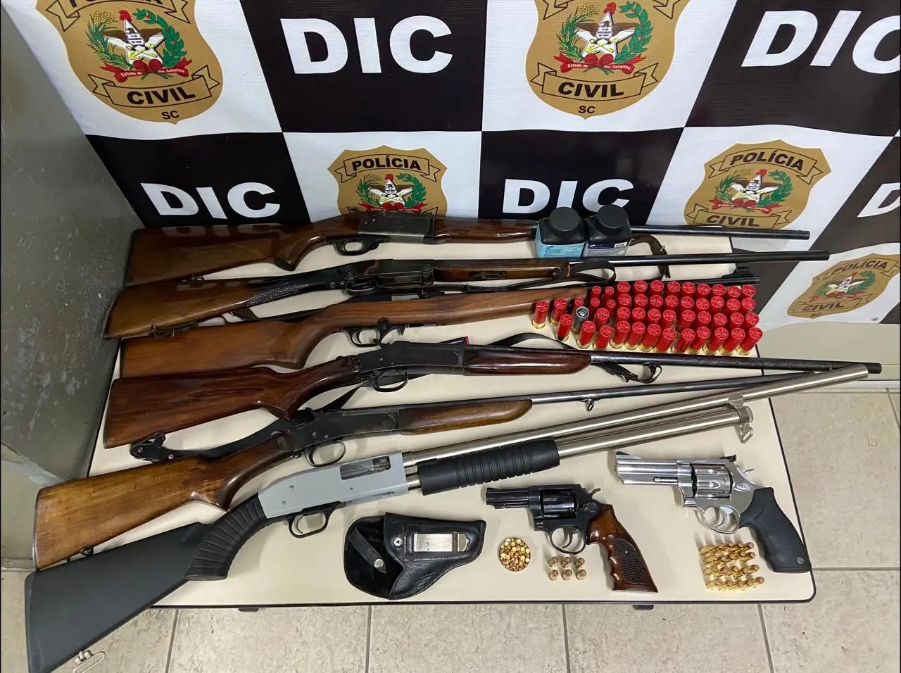 Pol&iacute;cia Civil realiza opera&ccedil;&atilde;o "Fogo amigo" e apreende armas de fogo, muni&ccedil;&otilde;es e a pris&atilde;o de dois homens