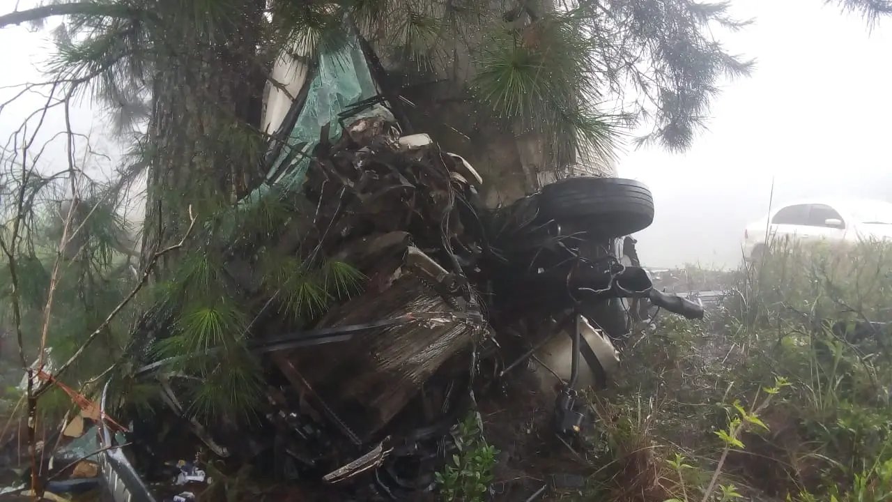 Colis&atilde;o entre caminh&otilde;es deixa motorista ferido em estado grave