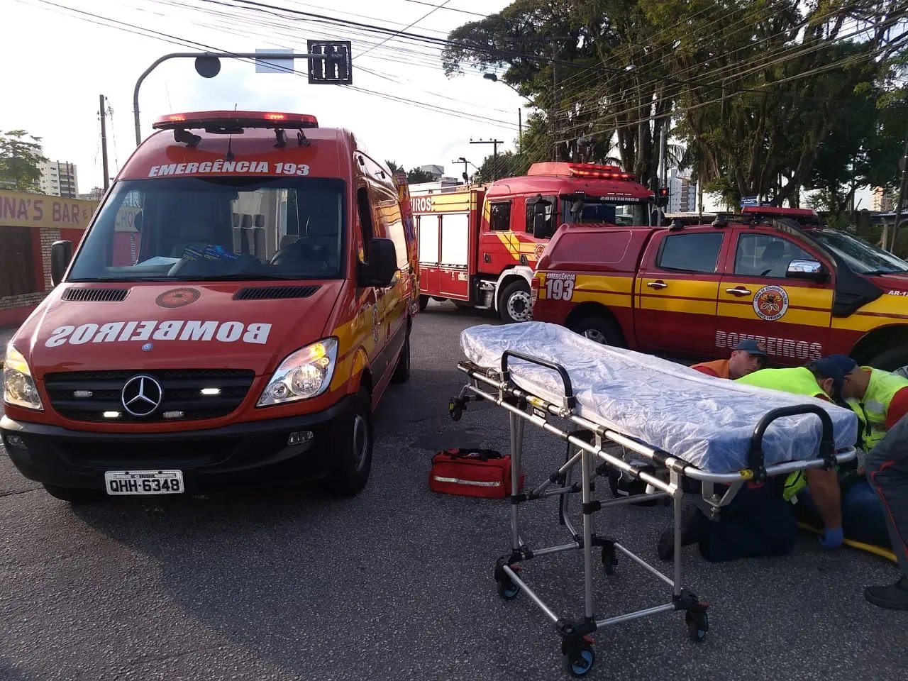 Mulher &eacute; conduzida ao hospital ap&oacute;s se envolver em acidente entre duas motos