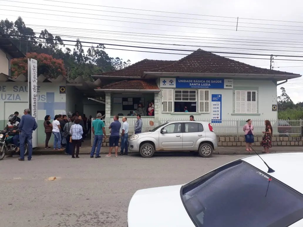 Usu&aacute;rios afirmam chegar de madrugada e n&atilde;o conseguir vaga para consultas