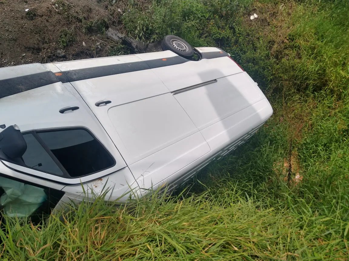 Colis&atilde;o termina em capotamento e um no hospital