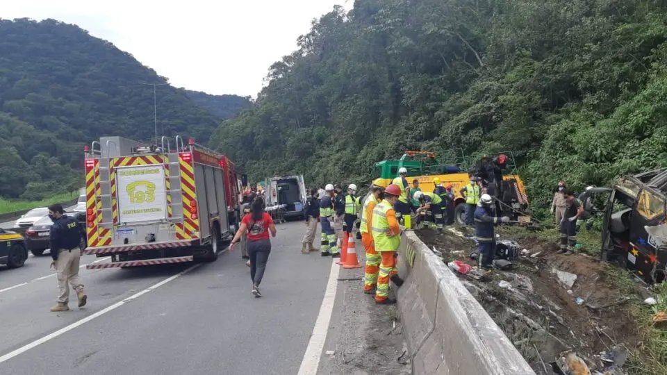 N&uacute;mero de mortos no acidente da rodovia chega a 12