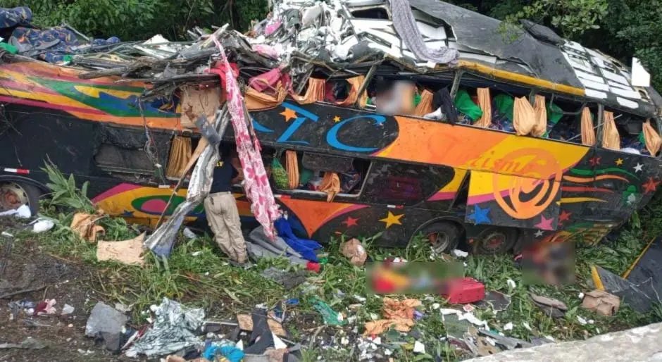 &Ocirc;nibus despenca na rodovia e mata v&aacute;rias pessoas