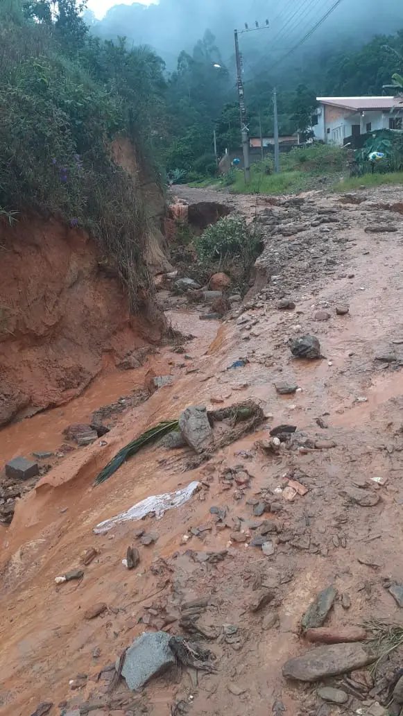 Guabiruba amanhece com muitos estragos ap&oacute;s o temporal