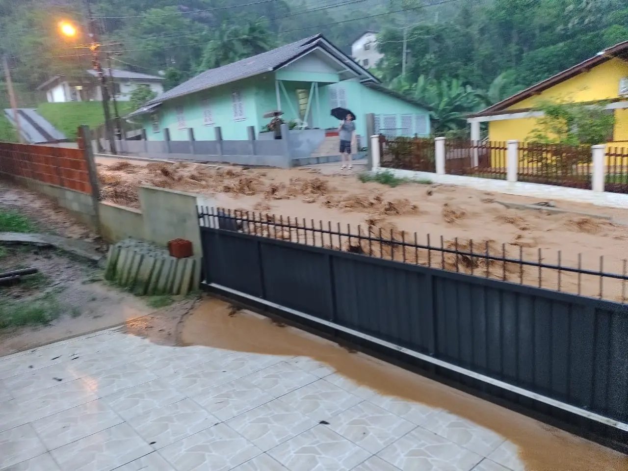 (V&Iacute;DEO) &Aacute;gua avan&ccedil;a sobre ruas em Guabiruba e pessoas precisam ser resgatadas