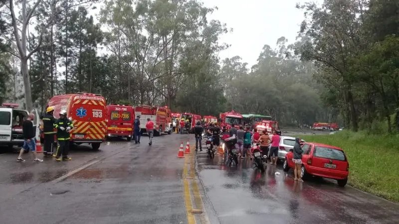 Grave acidente entre carreta e &ocirc;nibus deixa mortos e feridos
