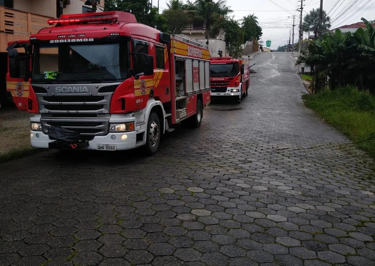 Vizinhos arrombam apartamento para evitar inc&ecirc;ndio, em Brusque