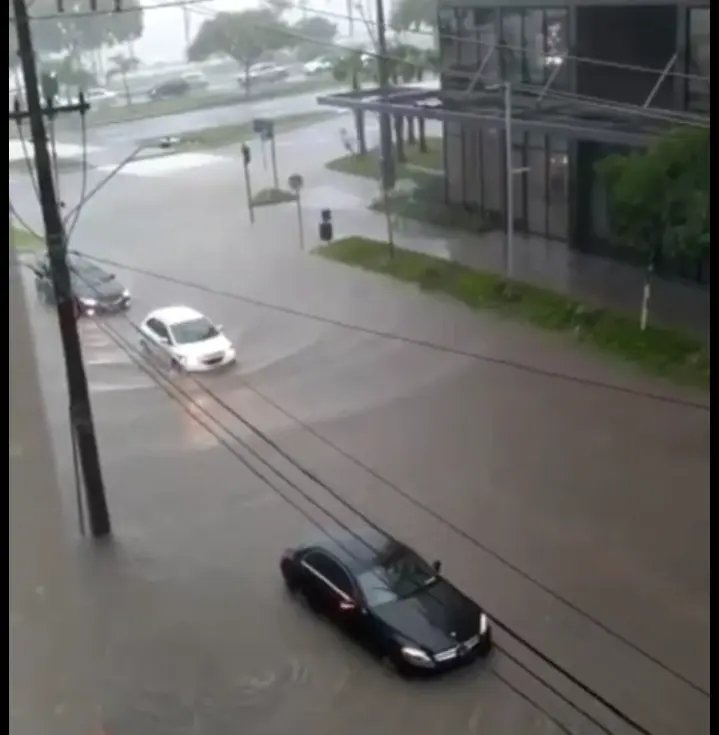 Chuva causa estragos, mortes e destrui&ccedil;&atilde;o na capital catarinense