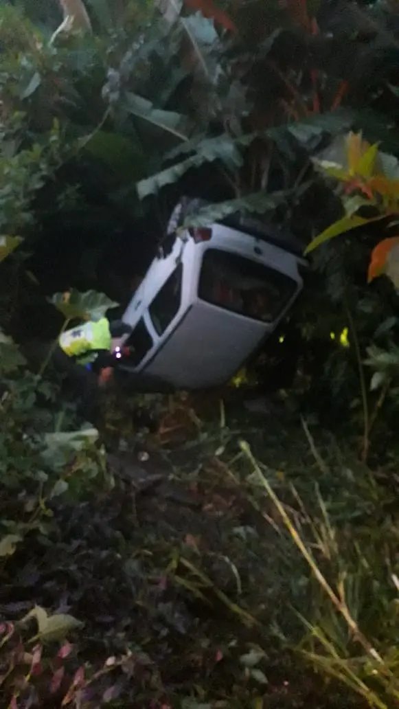 Carro despenca em ribanceira durante esta madrugada