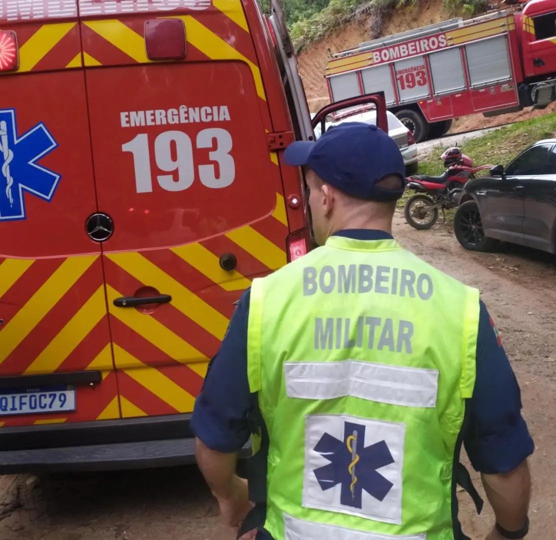 Helic&oacute;ptero Arcanjo 03 &eacute; acionado ap&oacute;s carro&ccedil;a cair em ribanceira
