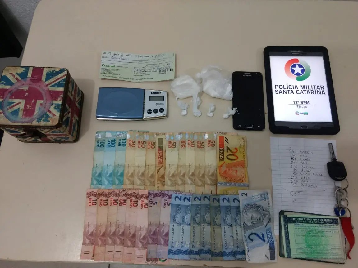 Mulher &eacute; presa por tr&aacute;fico de drogas em Itapema