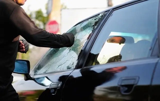 Bolsa com R$ 1,4 mil é levada de dentro de carro