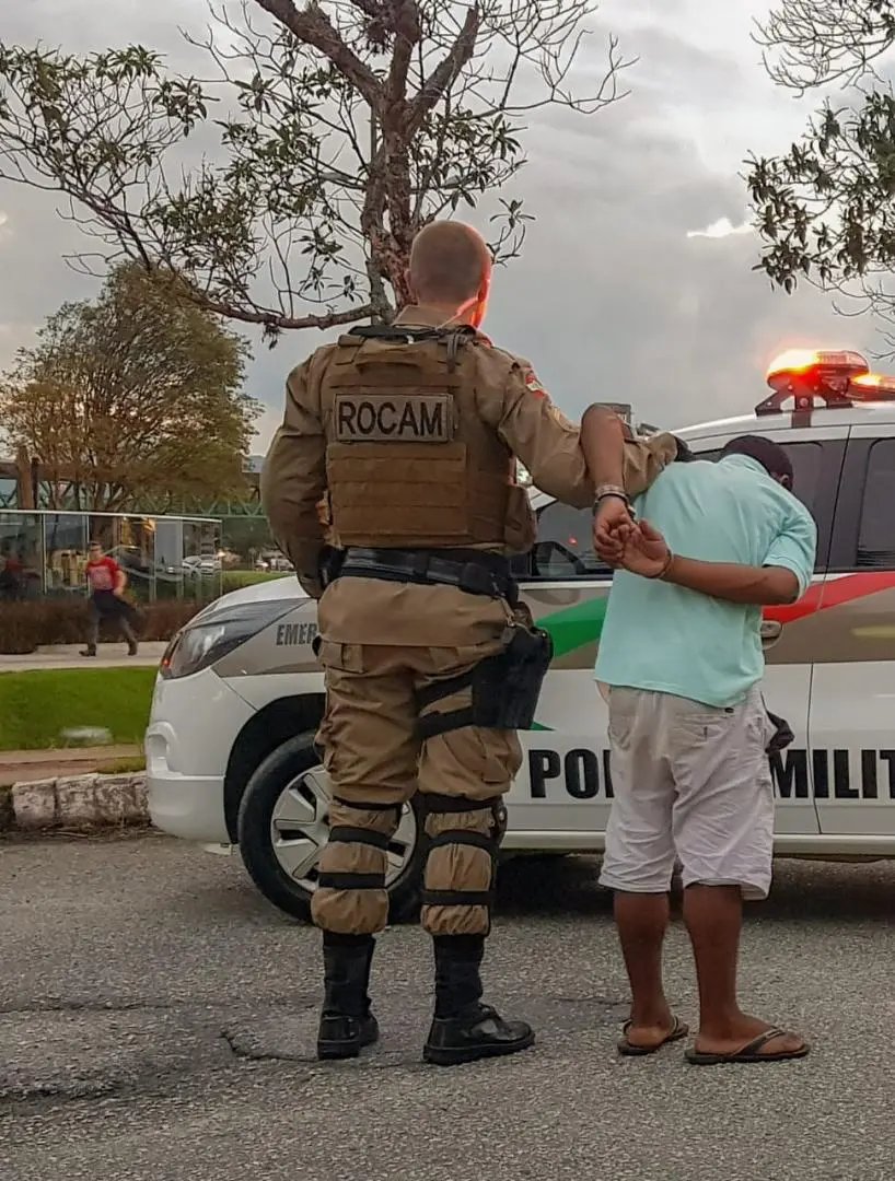 PM flagra tr&aacute;fico de drogas na pra&ccedil;a Gilberto Colzani, no Centro