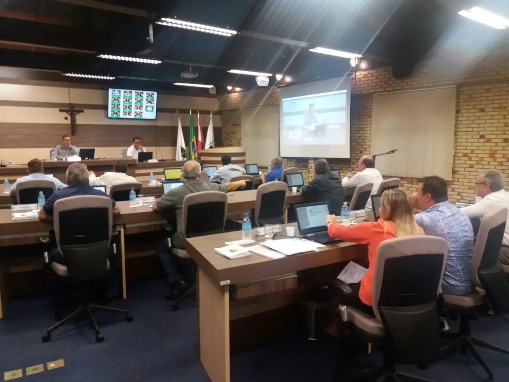 Vereadores adiam discussão de projeto que proíbe legislador de assumir cargo no Executivo
