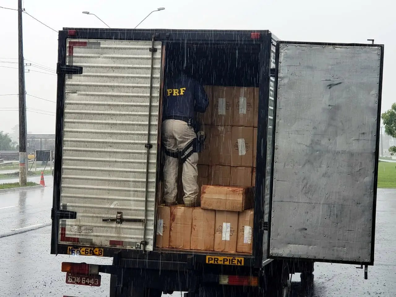 PRF apreende 150 mil ma&ccedil;os de cigarros que seriam entregue em Brusque
