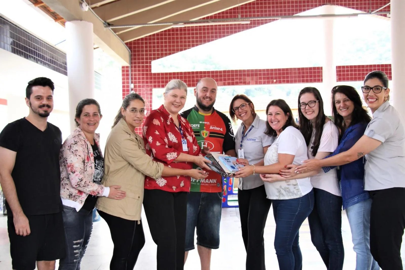 Unifebe entrega livros para o CMEI Clara Maria Furtado