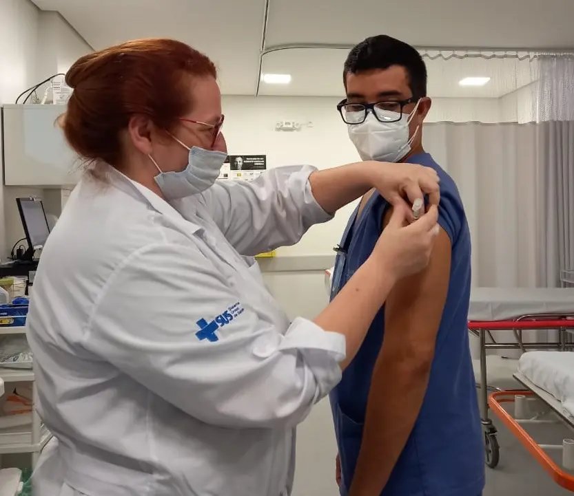 Cerca de 150 profissionais do Hospital Azambuja recebem vacina contra Covid-19