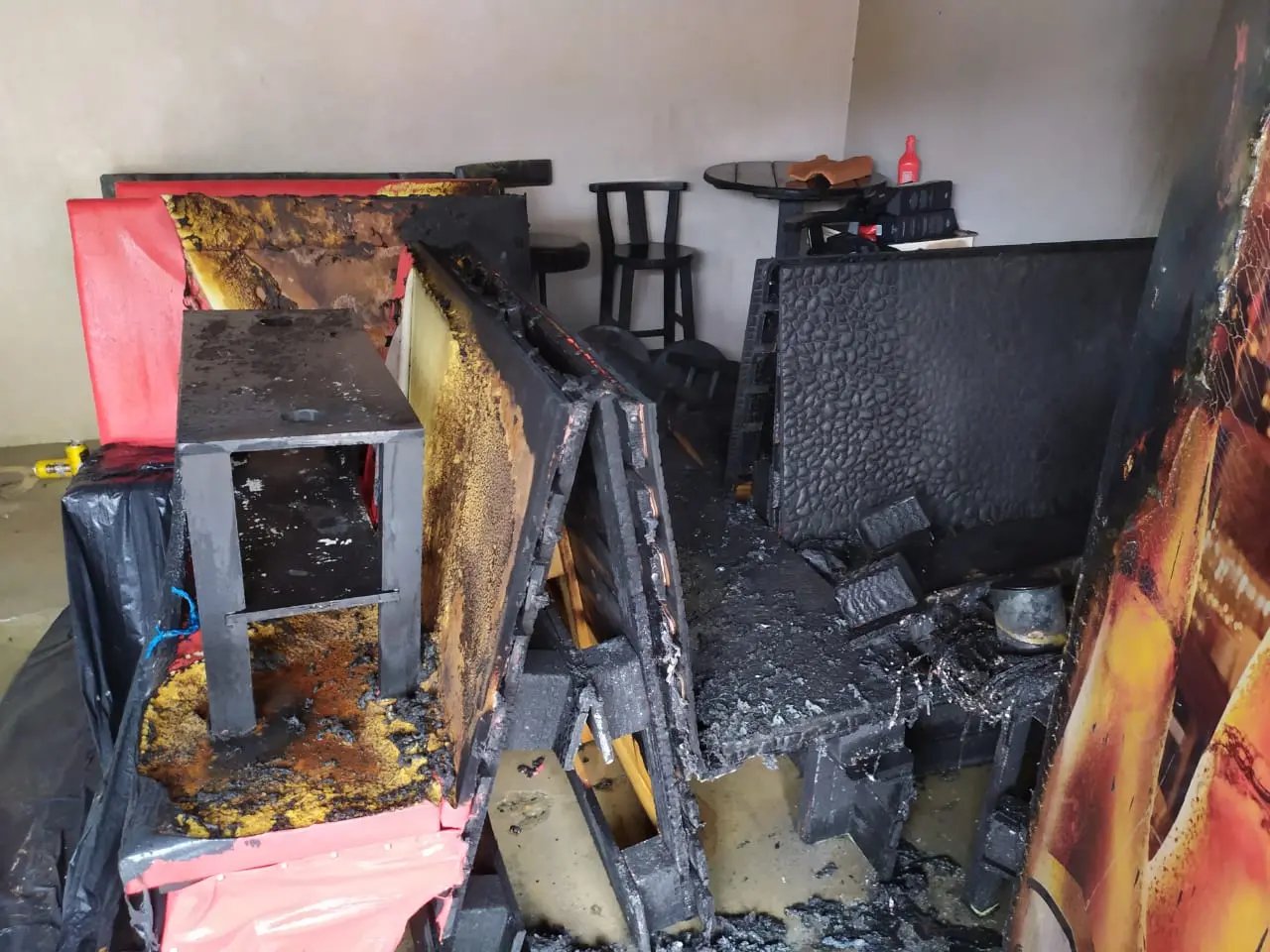 Garagem de resid&ecirc;ncia &eacute; danificada por inc&ecirc;ndio, em Brusque