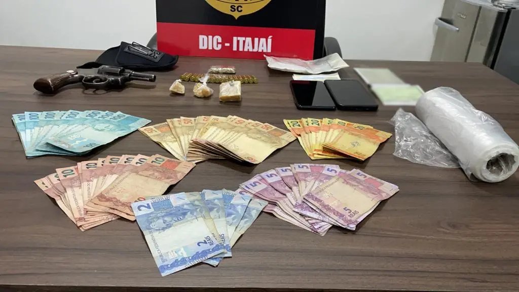 Drogas, armas e muni&ccedil;&atilde;o apreendidas em Itaja&iacute; 
