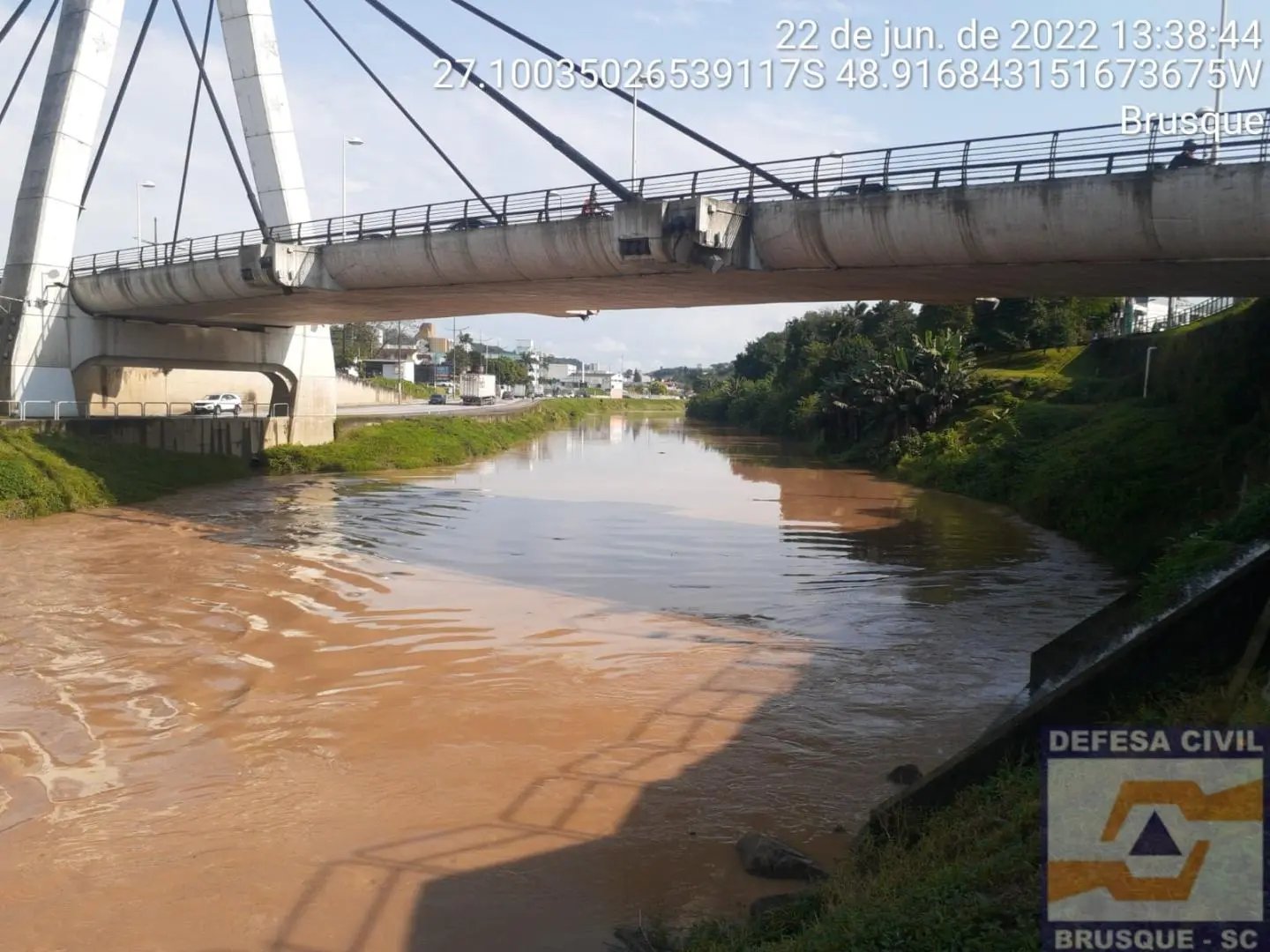Rio Itaja&iacute;-Mirim deve sair da calha durante a noite