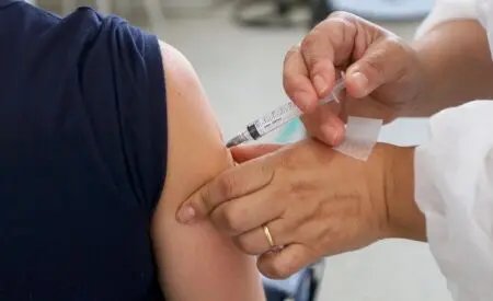 Quarta dose da vacina contra Covid-19 est&aacute; dispon&iacute;vel para pessoas de 40 anos ou mais em Guabiruba