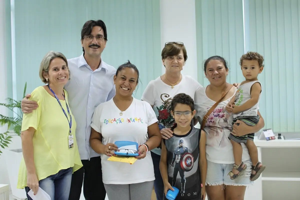 Prefeitura entrega óculos para estudantes