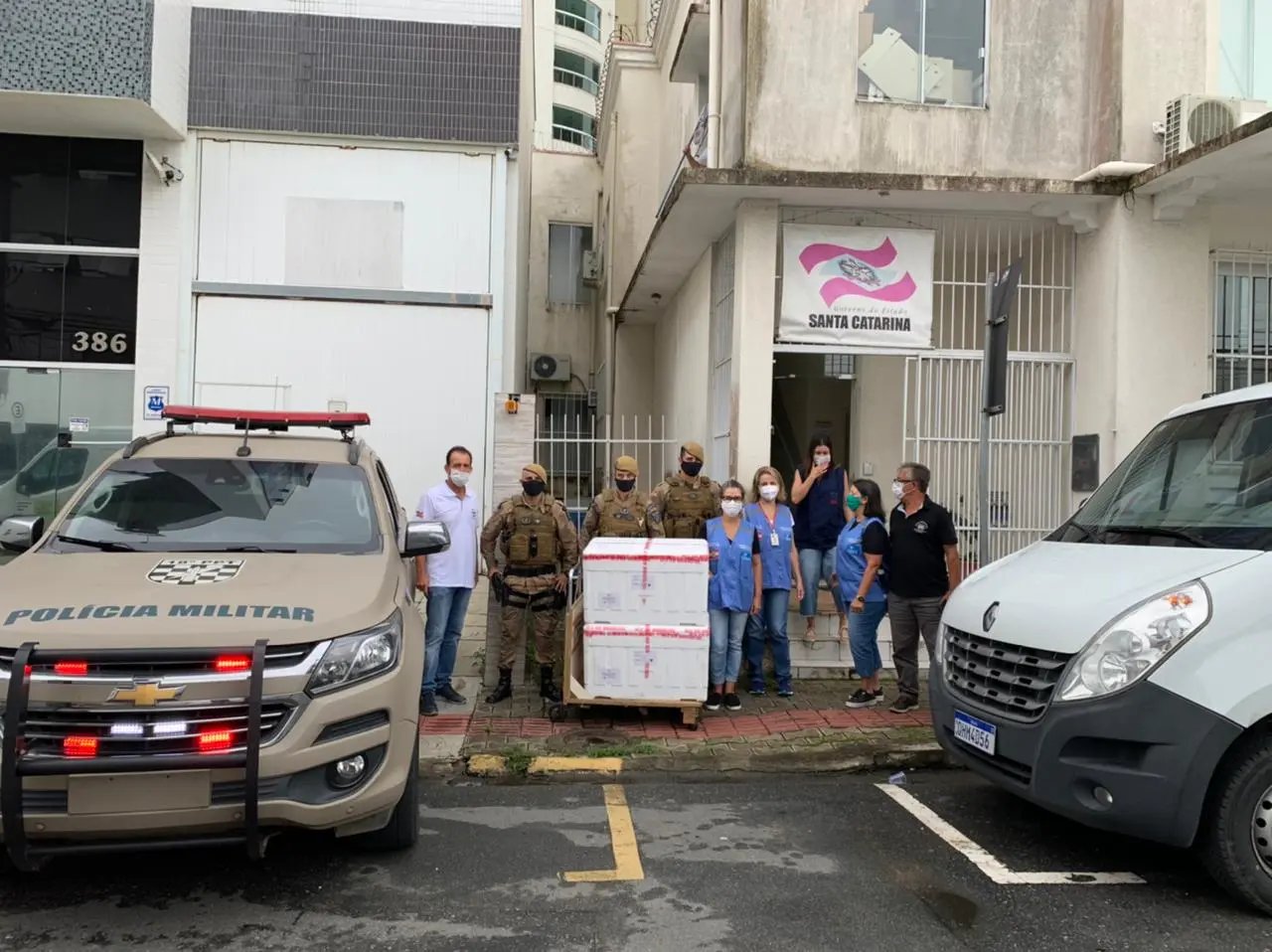 PM de Brusque escolta lotes de vacinas na regi&atilde;o