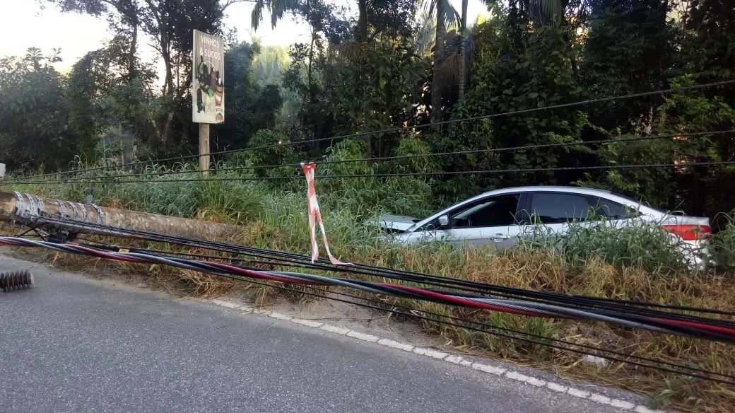 Ve&iacute;culo desgovernado sai da pista e atinge poste na Clara&iacute;ba