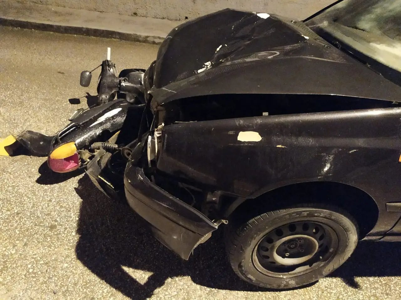 Acidente deixa motociclista com perna fraturada