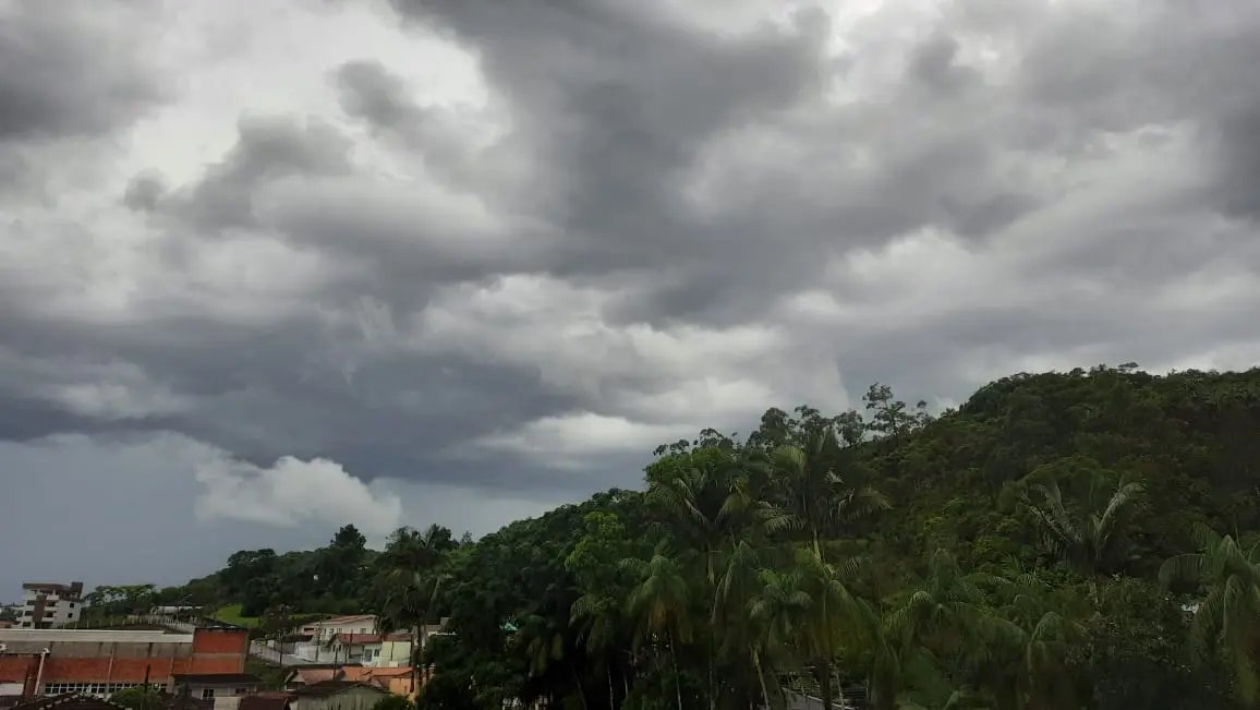 Defesa Civil divulga aviso meteorol&oacute;gico com possibilidade de grande volume de chuva