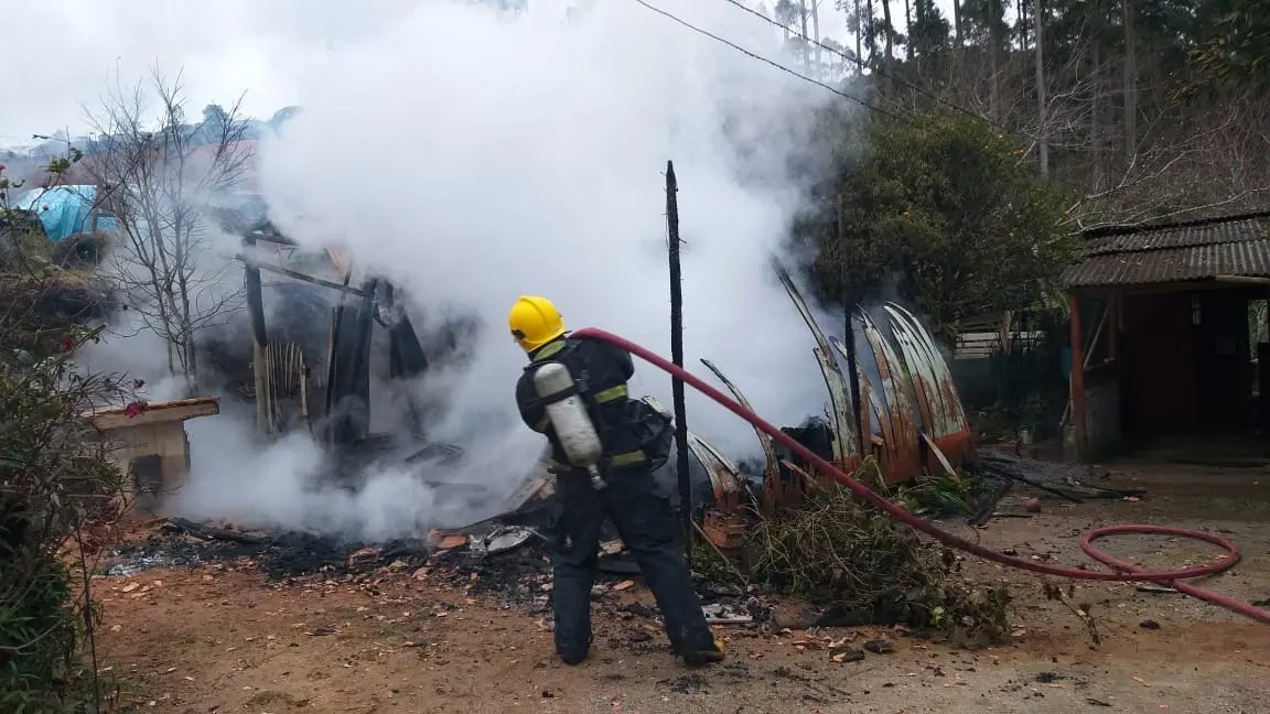 (V&iacute;deo) Casa &eacute; destru&iacute;da em inc&ecirc;ndio, no Zant&atilde;o