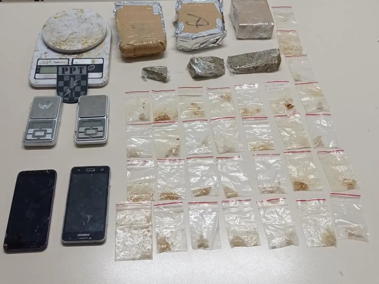 T&aacute;tico prende dois homens por tr&aacute;fico em Brusque