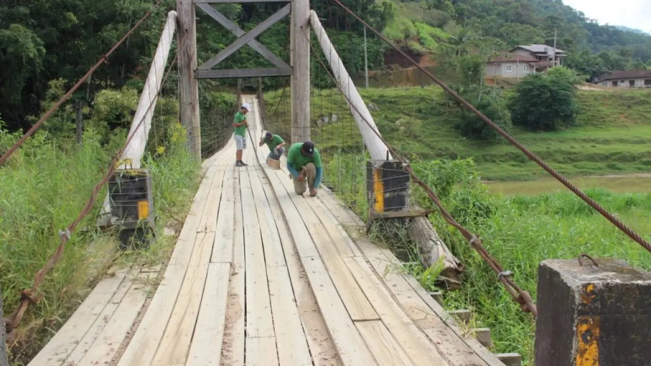 Prefeituras de Brusque e Guabiruba realizam melhorias na Ponte da Cristalina 