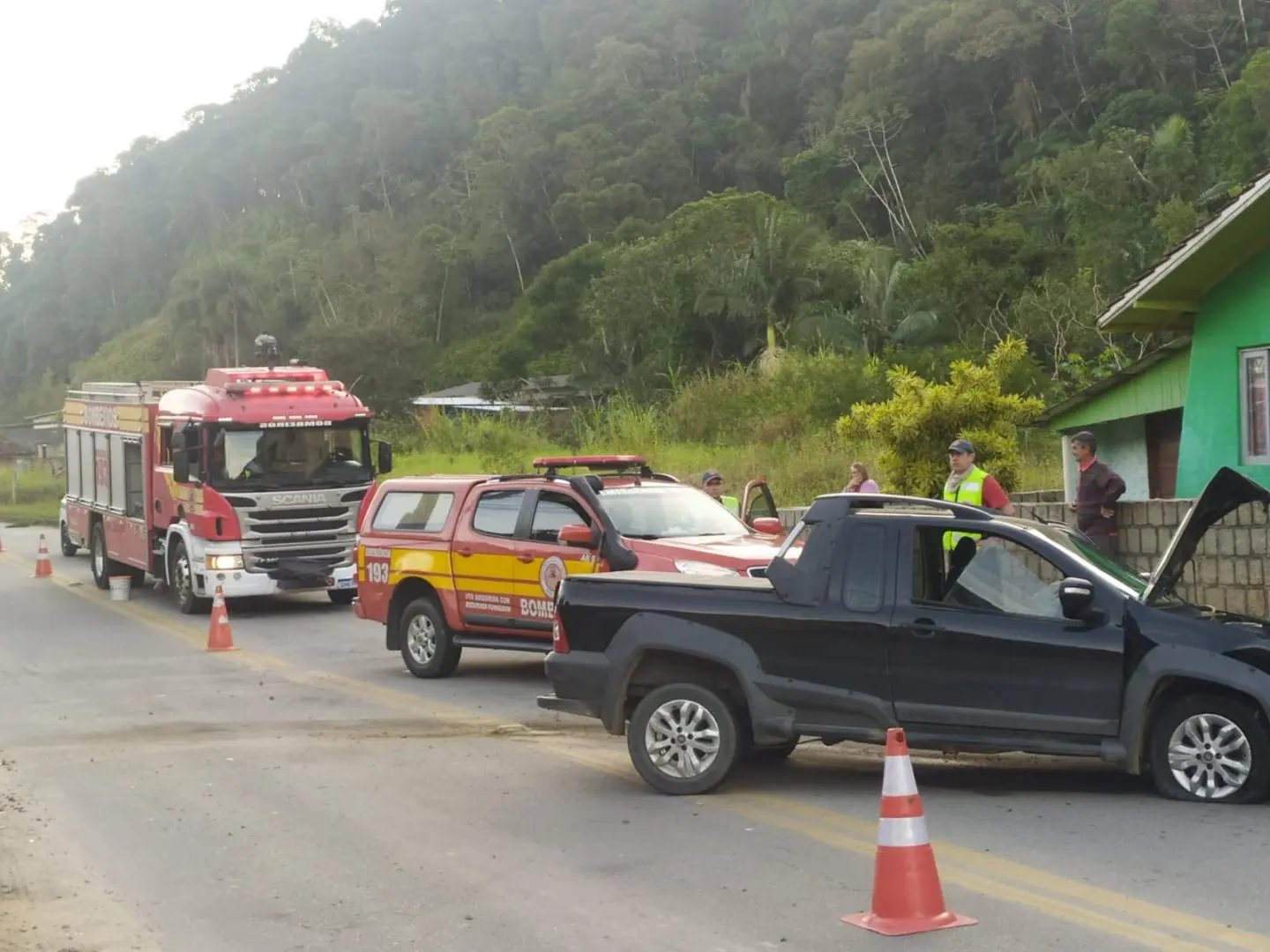 Condutor e carona s&atilde;o encaminhados para o hospital ap&oacute;s colis&atilde;o contra muro