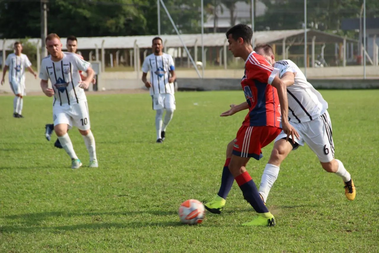 Santos Dumont vence a Cia do Esporte no Campeonato Municipal