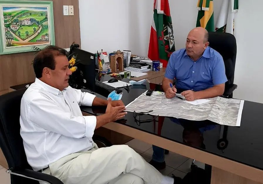 Secret&aacute;rio de Sa&uacute;de apresenta plano de vacina&ccedil;&atilde;o ao prefeito Ari Vequi