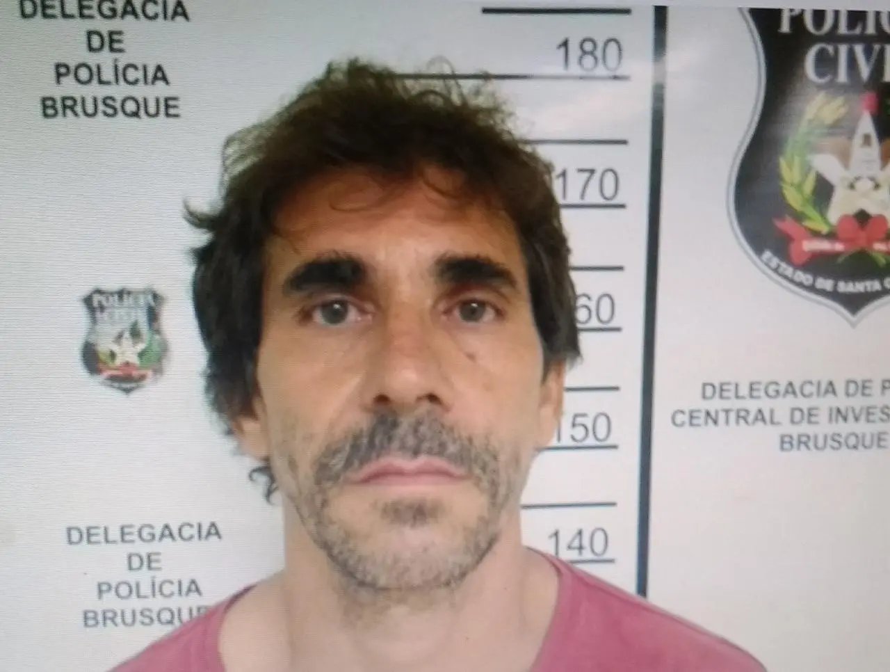 Acusado de golpes de facão é conduzido para a DP