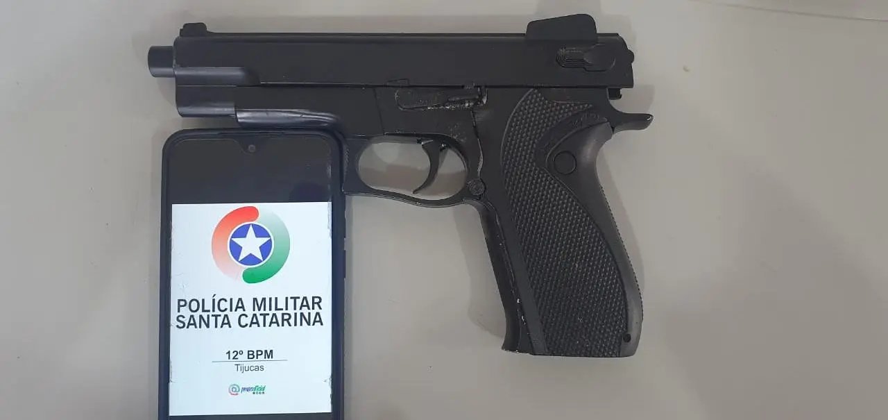 Homem chega em casa b&ecirc;bado e amea&ccedil;a filhos e esposa com arma de brinquedo
