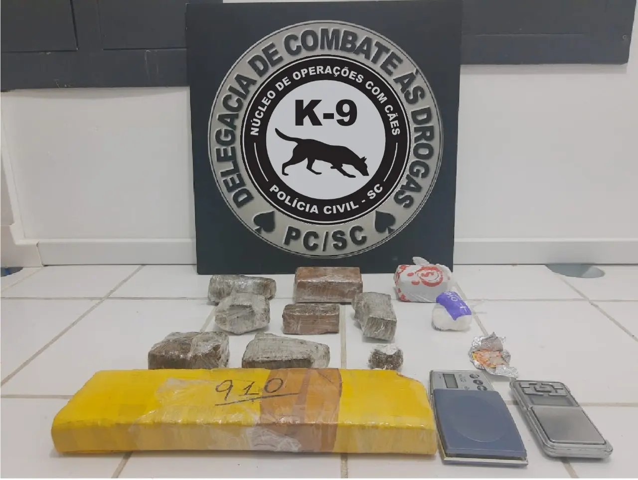 Pol&iacute;cia localiza esconderijo e apreende drogas